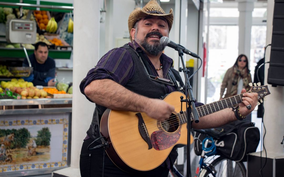 Els músics de carrer s’estrenen amb «Del Carrer al Plat» al Mercat de Mossén Sorell