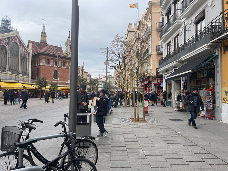 La peatonalización del centro de València potencia las compras en el comercio local y los mercados municipales