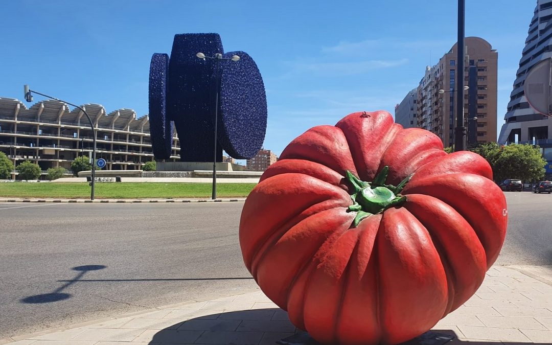 Les hortalisses gegants d’#HortAttack tornen als carrers pel 95 aniversari del Mercat Central