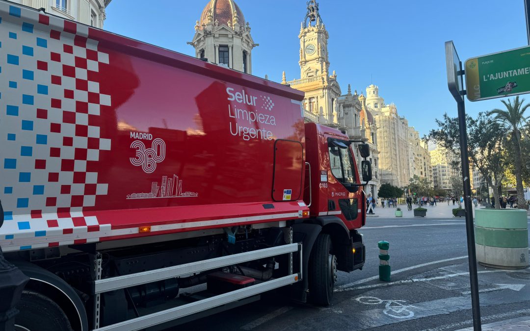 Camiones de recogida de residuos de Madrid, Barcelona y Zaragoza llegan a València a las zonas no afectadas por la DANA